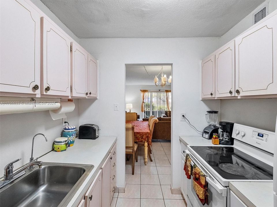 For Sale: $130,000 (2 beds, 1 baths, 883 Square Feet)