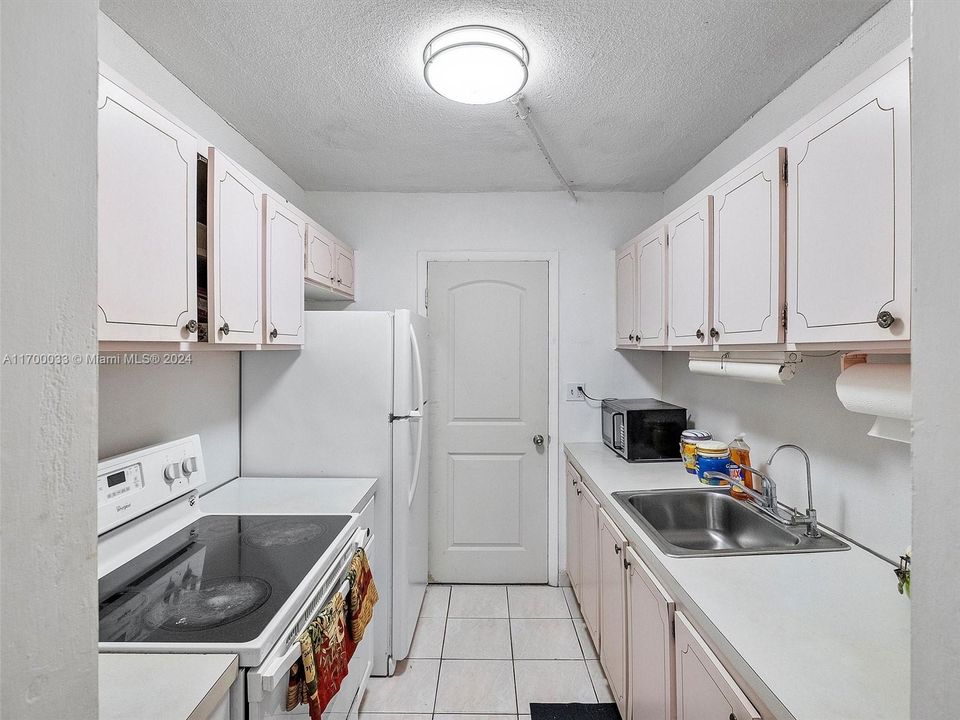 For Sale: $130,000 (2 beds, 1 baths, 883 Square Feet)