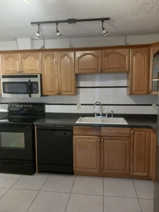 For Rent: $2,950 (4 beds, 2 baths, 1480 Square Feet)