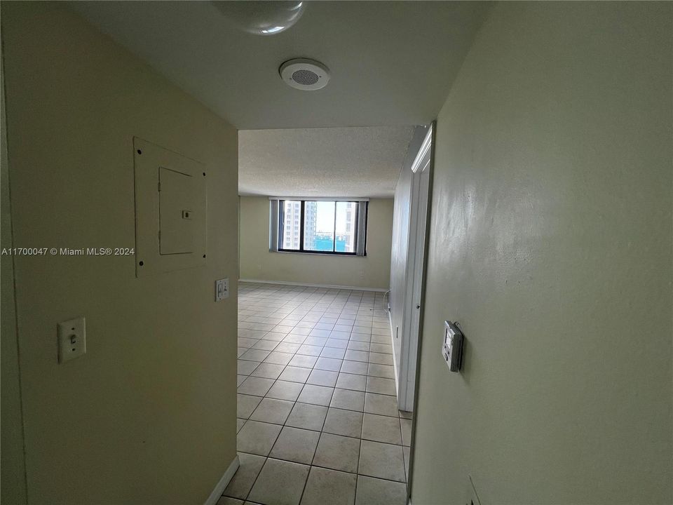 For Sale: $345,000 (1 beds, 1 baths, 700 Square Feet)