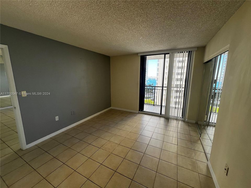 For Sale: $345,000 (1 beds, 1 baths, 700 Square Feet)