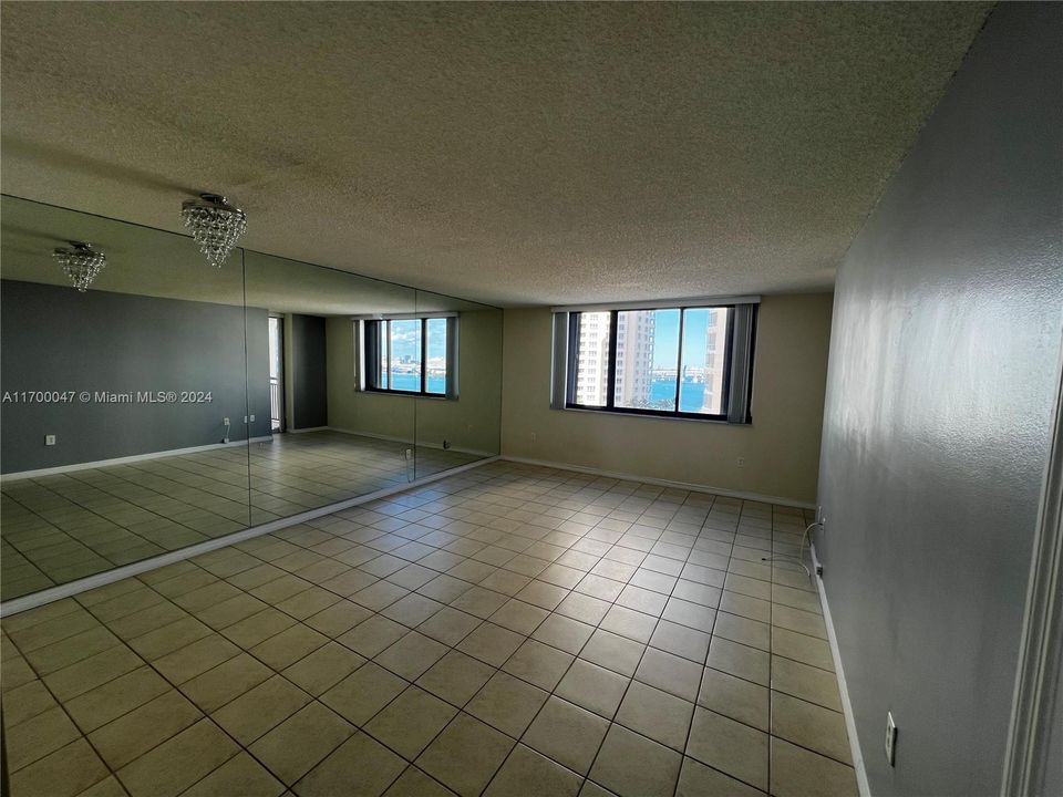 For Sale: $345,000 (1 beds, 1 baths, 700 Square Feet)