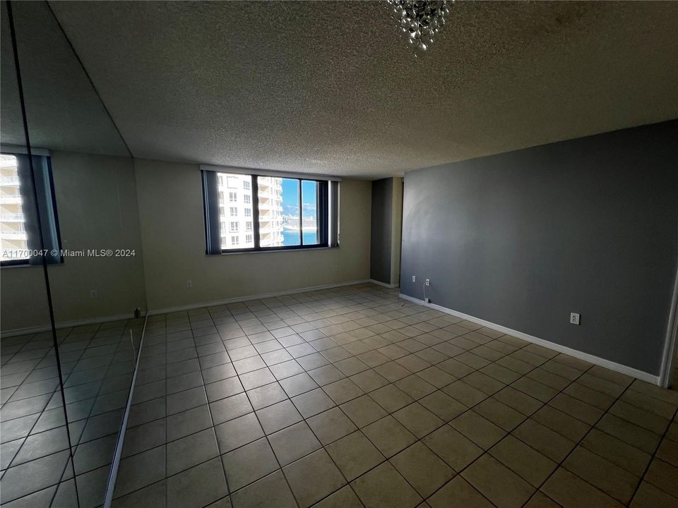 For Sale: $345,000 (1 beds, 1 baths, 700 Square Feet)