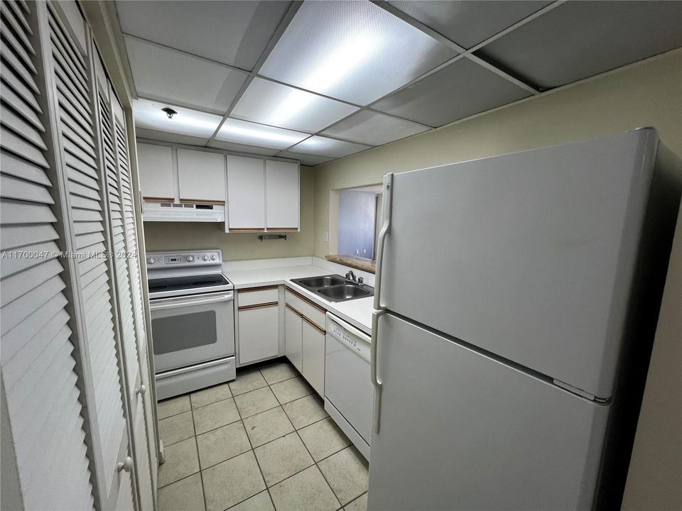 For Sale: $345,000 (1 beds, 1 baths, 700 Square Feet)