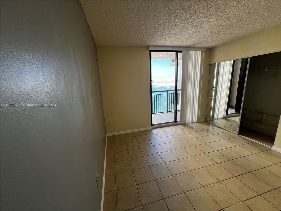 For Sale: $345,000 (1 beds, 1 baths, 700 Square Feet)