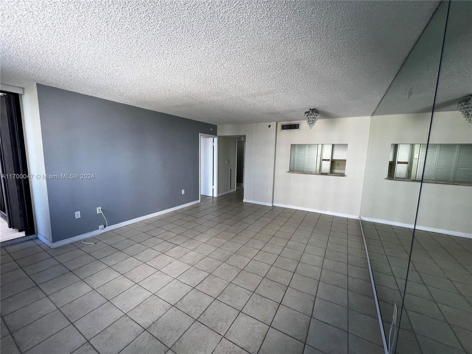 For Sale: $345,000 (1 beds, 1 baths, 700 Square Feet)