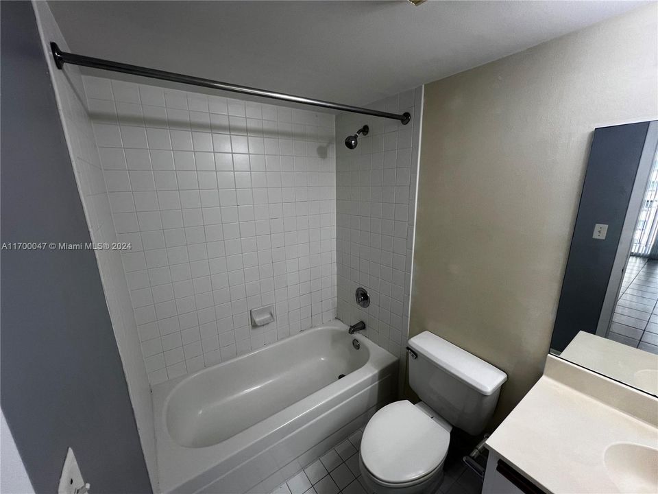 For Sale: $345,000 (1 beds, 1 baths, 700 Square Feet)