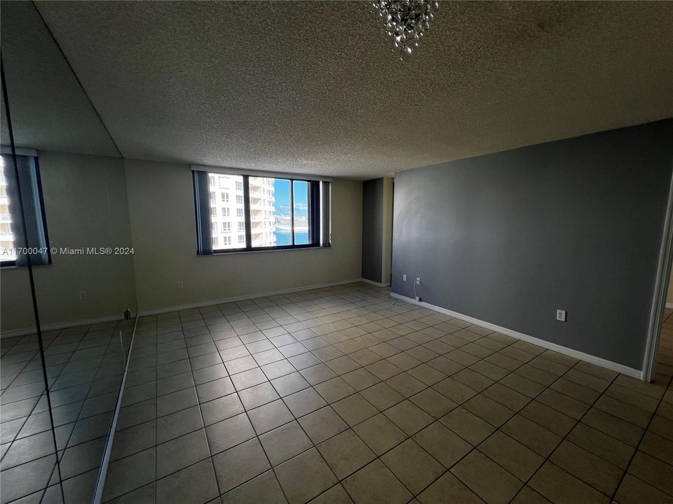 For Sale: $345,000 (1 beds, 1 baths, 700 Square Feet)