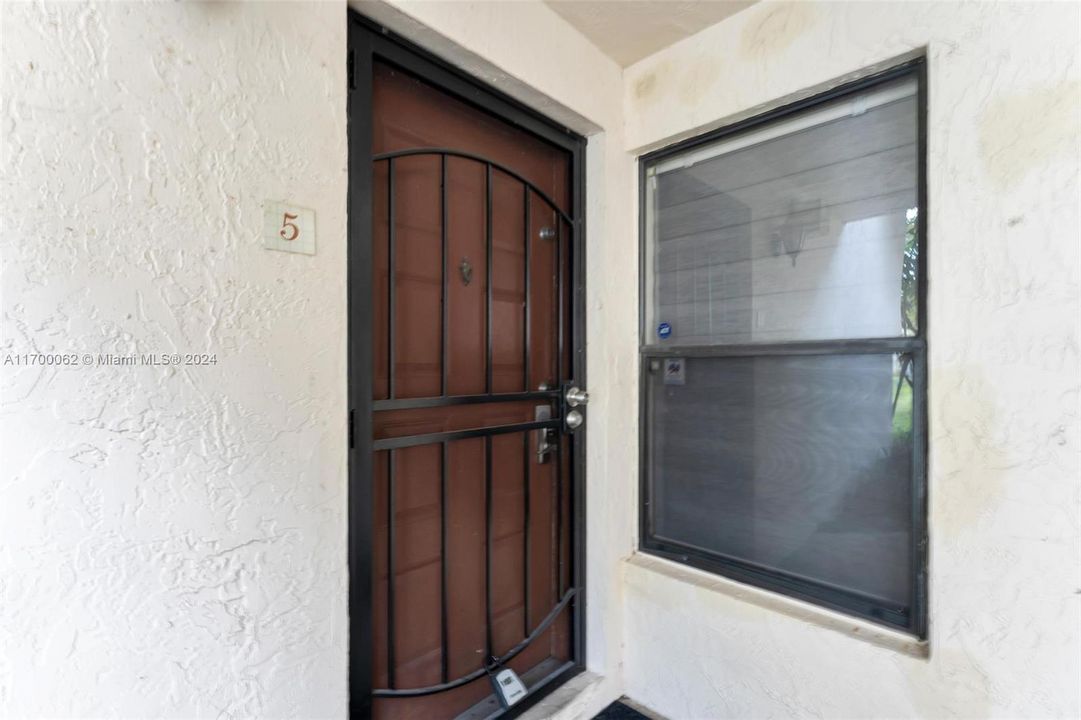 For Sale: $305,000 (3 beds, 2 baths, 1185 Square Feet)