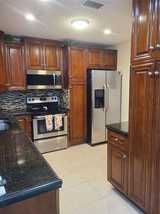 For Rent: $2,400 (2 beds, 2 baths, 917 Square Feet)