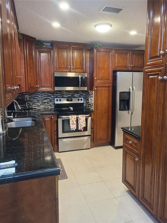 For Rent: $2,400 (2 beds, 2 baths, 917 Square Feet)