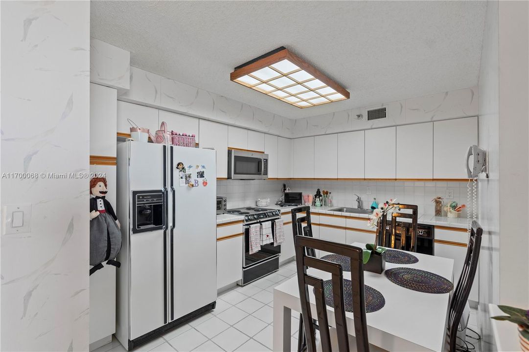 For Sale: $449,000 (2 beds, 2 baths, 1181 Square Feet)