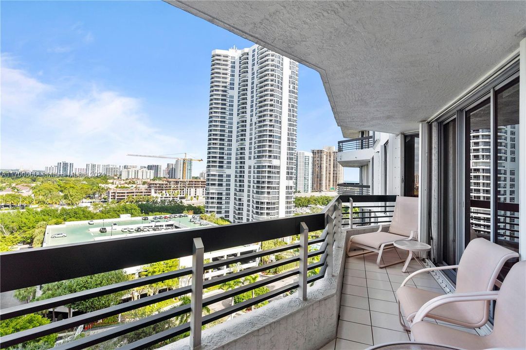 For Sale: $449,000 (2 beds, 2 baths, 1181 Square Feet)