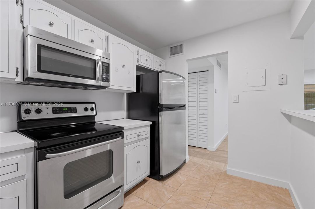 For Rent: $2,300 (2 beds, 2 baths, 954 Square Feet)