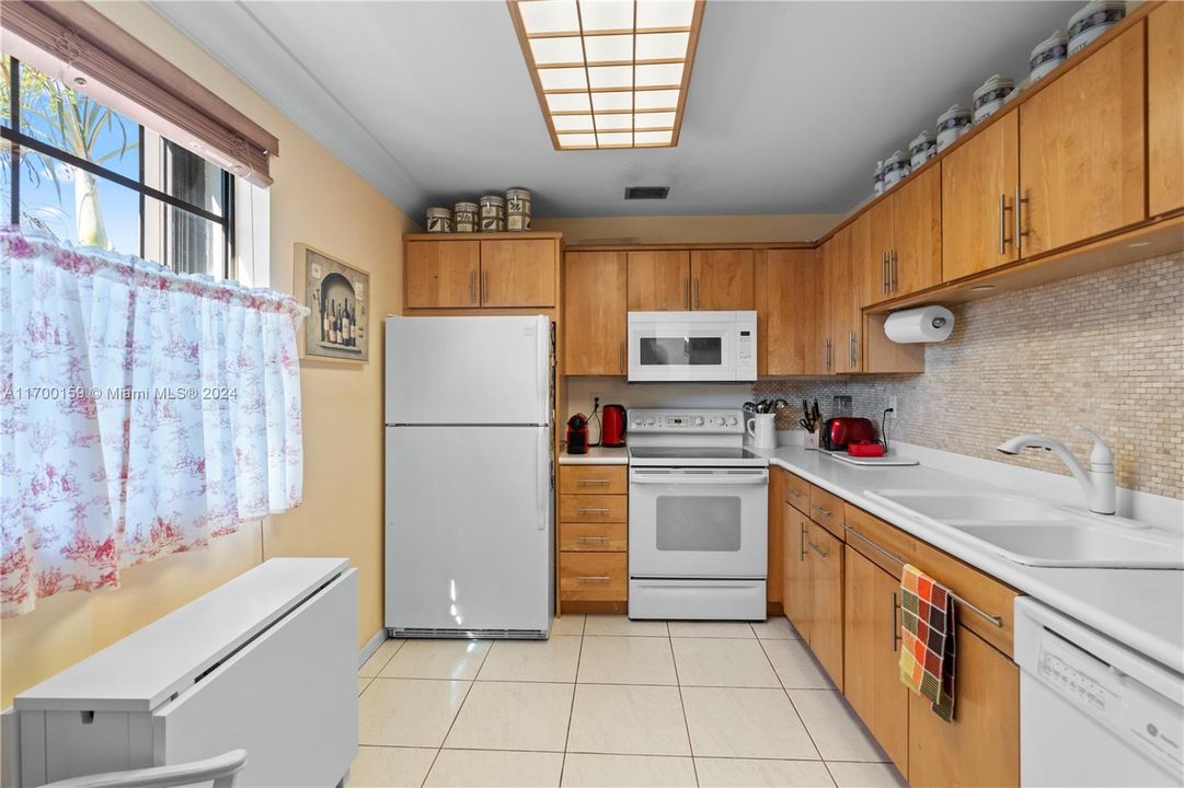 For Sale: $360,000 (2 beds, 2 baths, 1096 Square Feet)