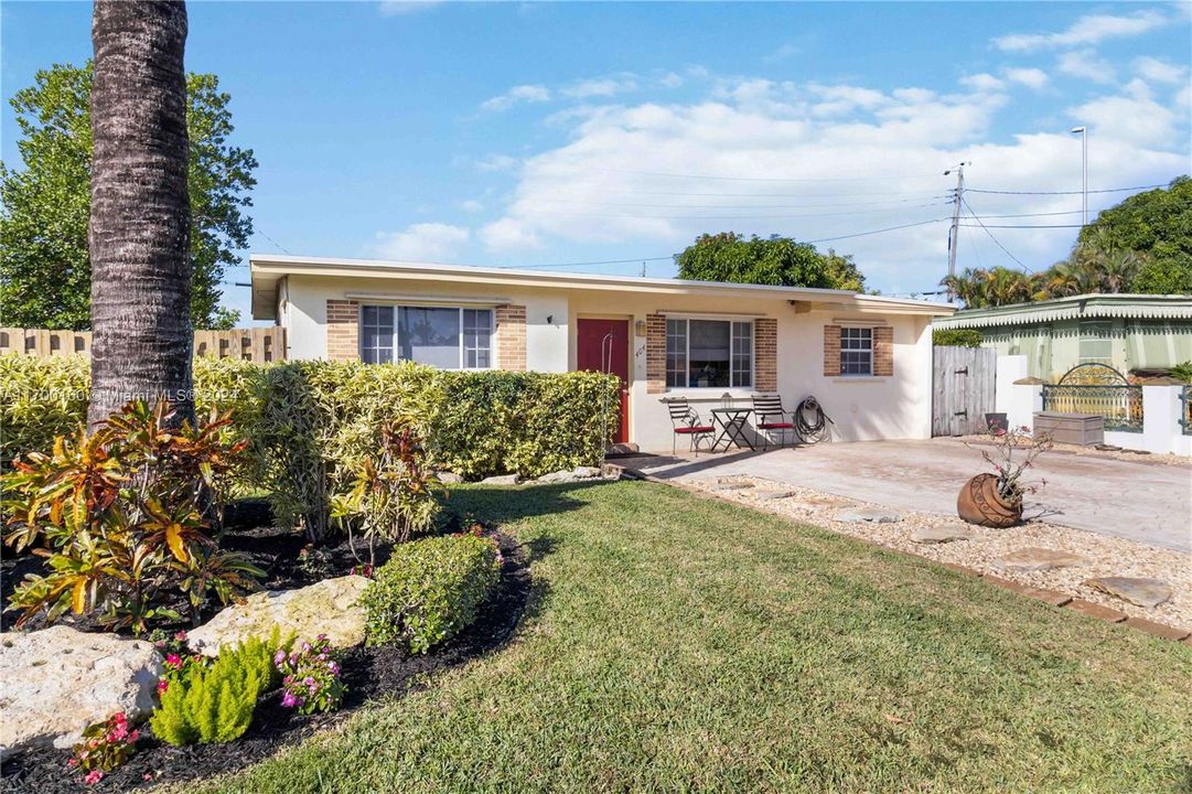 For Sale: $449,900 (3 beds, 2 baths, 838 Square Feet)