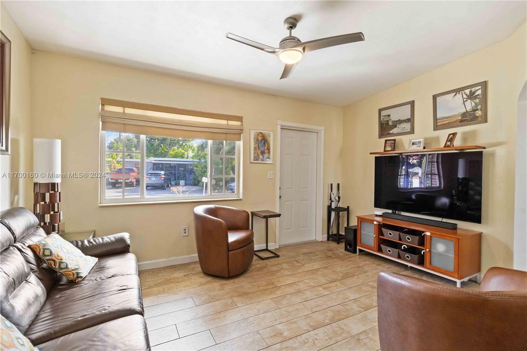 For Sale: $449,900 (3 beds, 2 baths, 838 Square Feet)