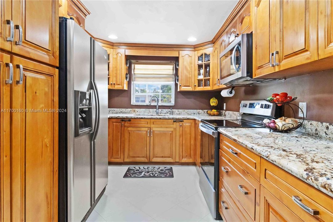 For Sale: $449,900 (3 beds, 2 baths, 838 Square Feet)