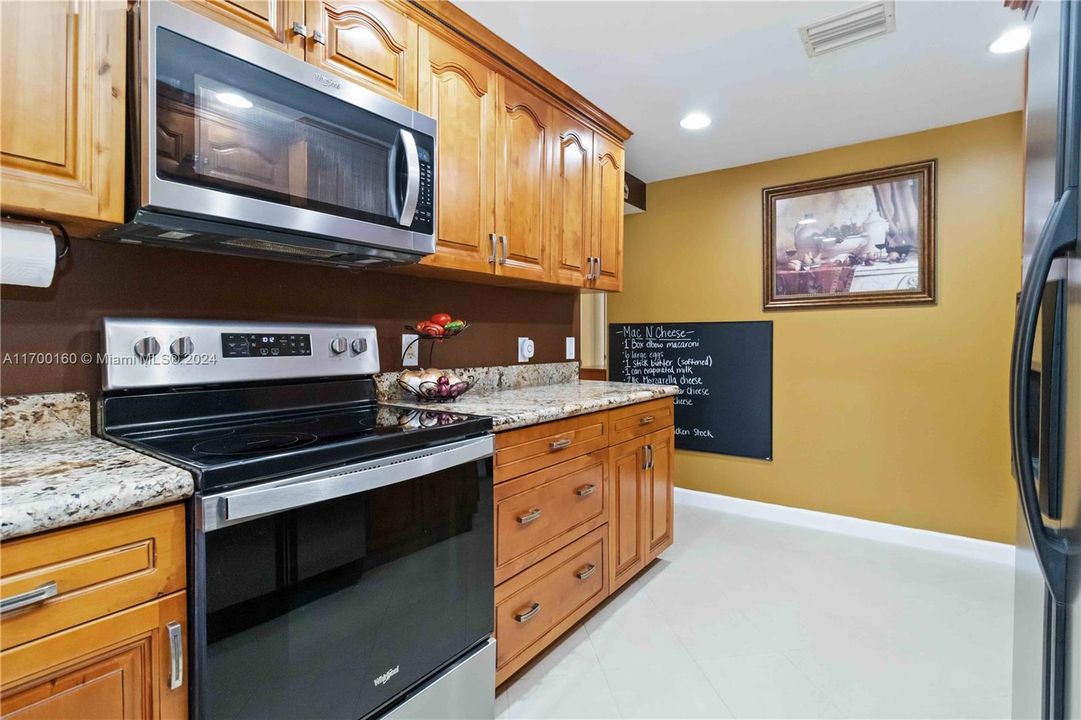 For Sale: $449,900 (3 beds, 2 baths, 838 Square Feet)