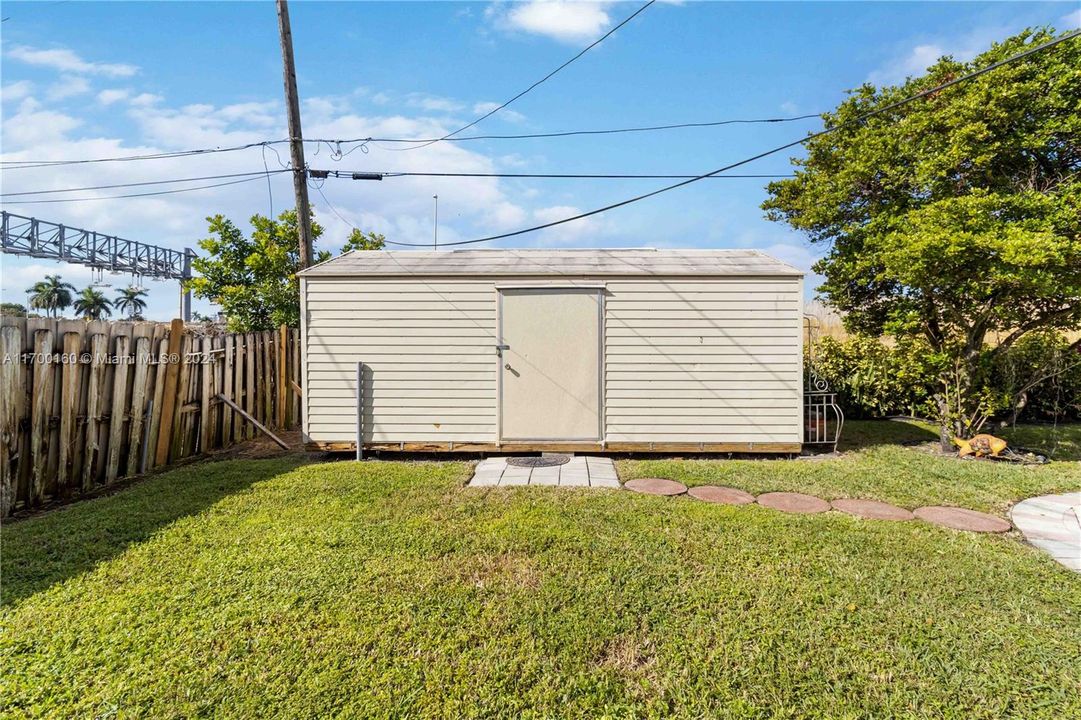 For Sale: $449,900 (3 beds, 2 baths, 838 Square Feet)