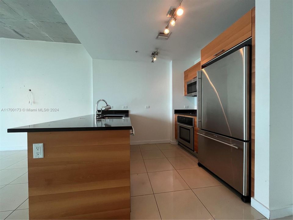 For Rent: $2,900 (1 beds, 1 baths, 761 Square Feet)