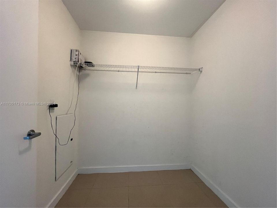 For Rent: $2,900 (1 beds, 1 baths, 761 Square Feet)