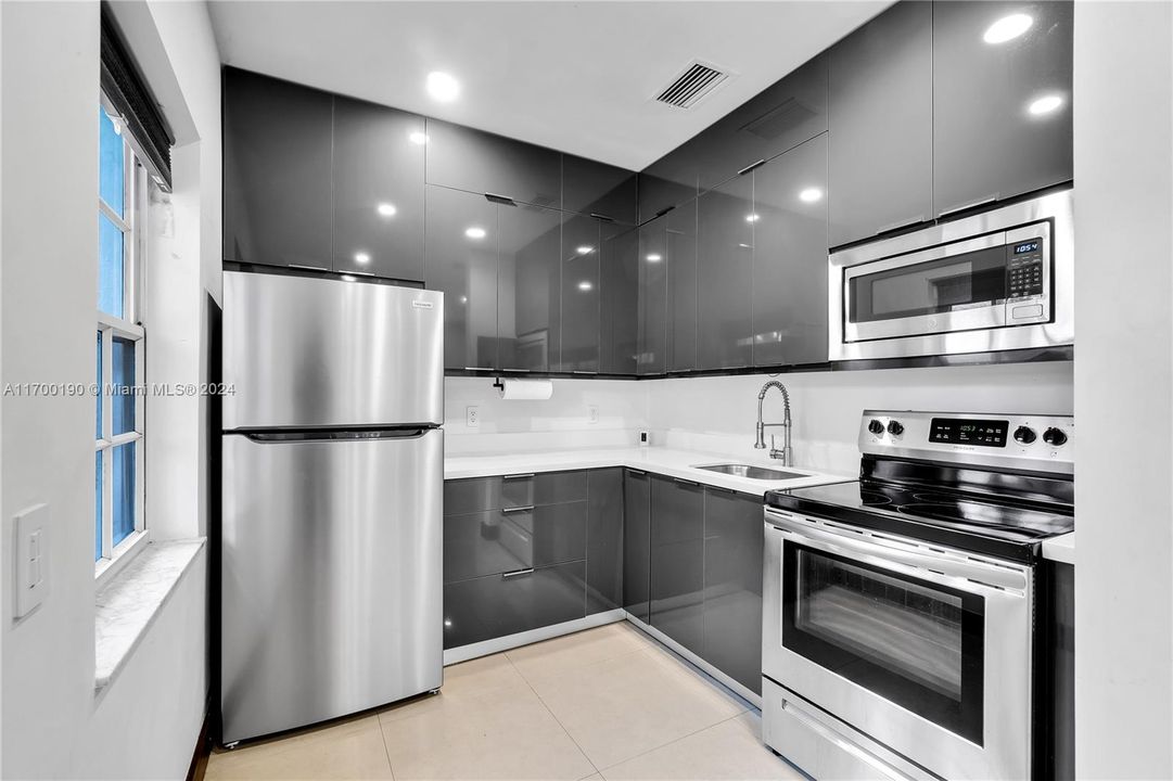 For Sale: $429,000 (2 beds, 2 baths, 689 Square Feet)