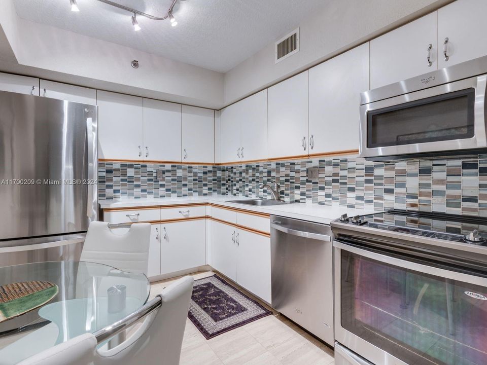 For Sale: $437,500 (2 beds, 2 baths, 1150 Square Feet)