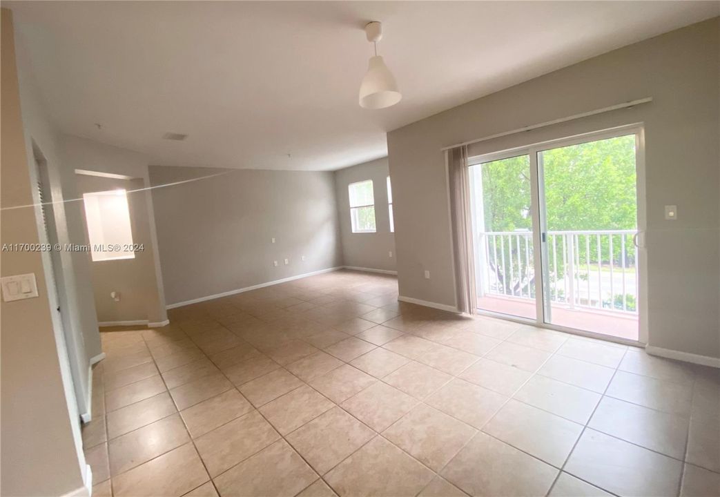 For Rent: $2,600 (2 beds, 2 baths, 1205 Square Feet)