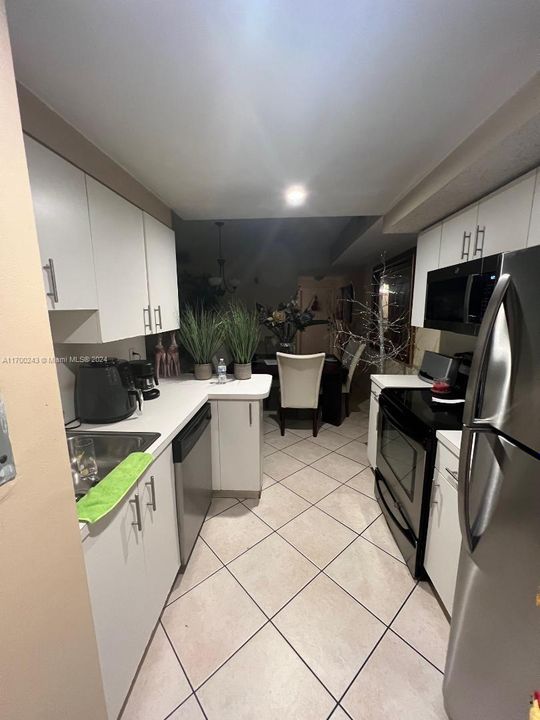 For Rent: $2,250 (2 beds, 2 baths, 886 Square Feet)