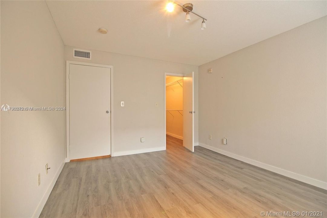 For Rent: $1,800 (1 beds, 1 baths, 780 Square Feet)