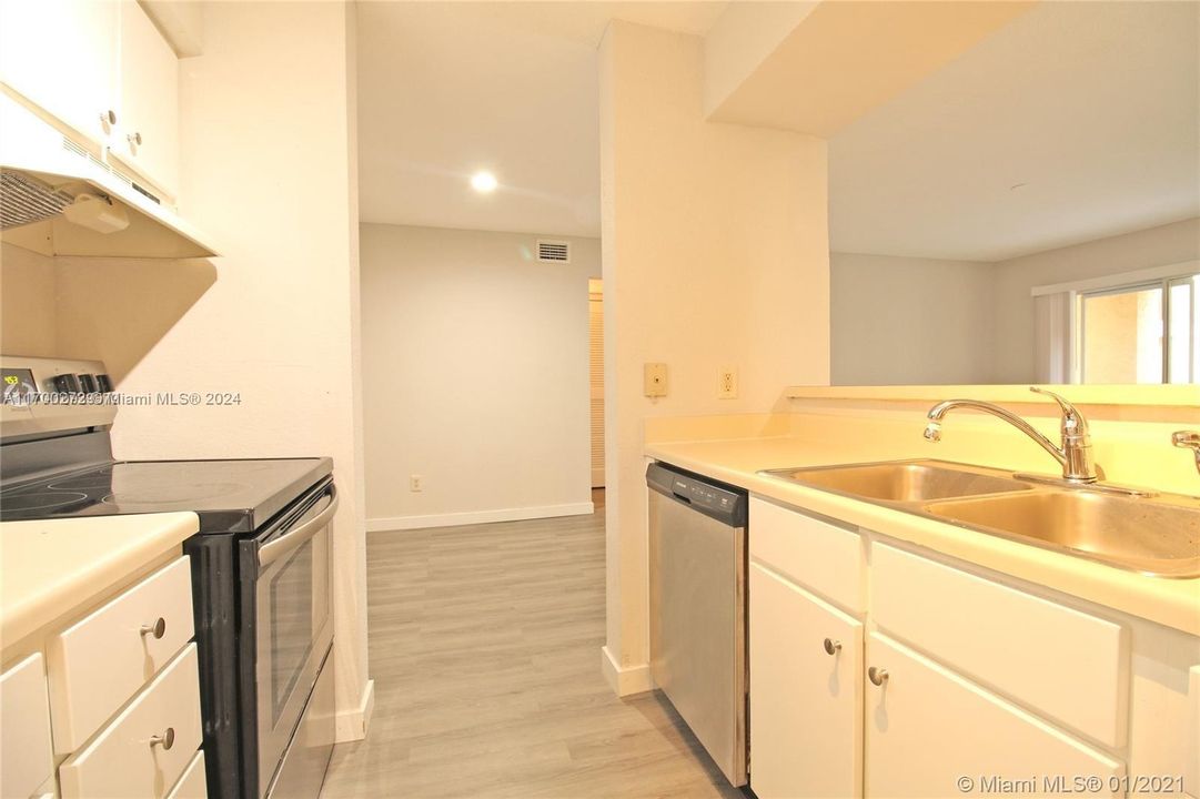 For Rent: $1,800 (1 beds, 1 baths, 780 Square Feet)