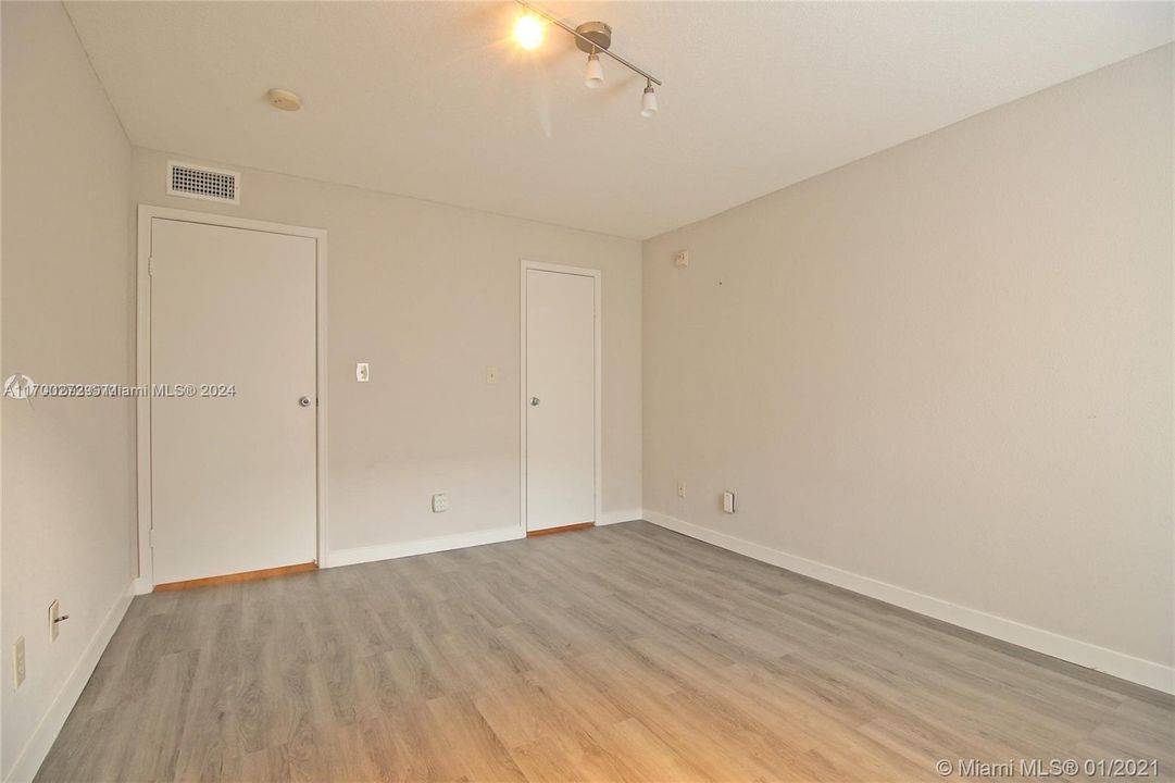 For Rent: $1,800 (1 beds, 1 baths, 780 Square Feet)