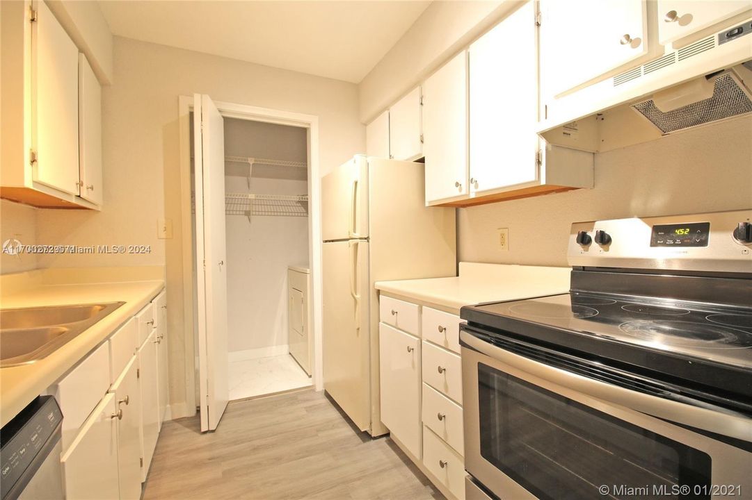 For Rent: $1,800 (1 beds, 1 baths, 780 Square Feet)