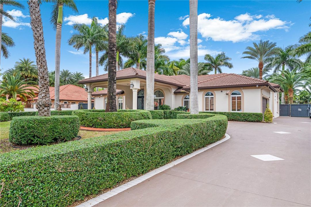 For Sale: $2,500,000 (5 beds, 4 baths, 3041 Square Feet)