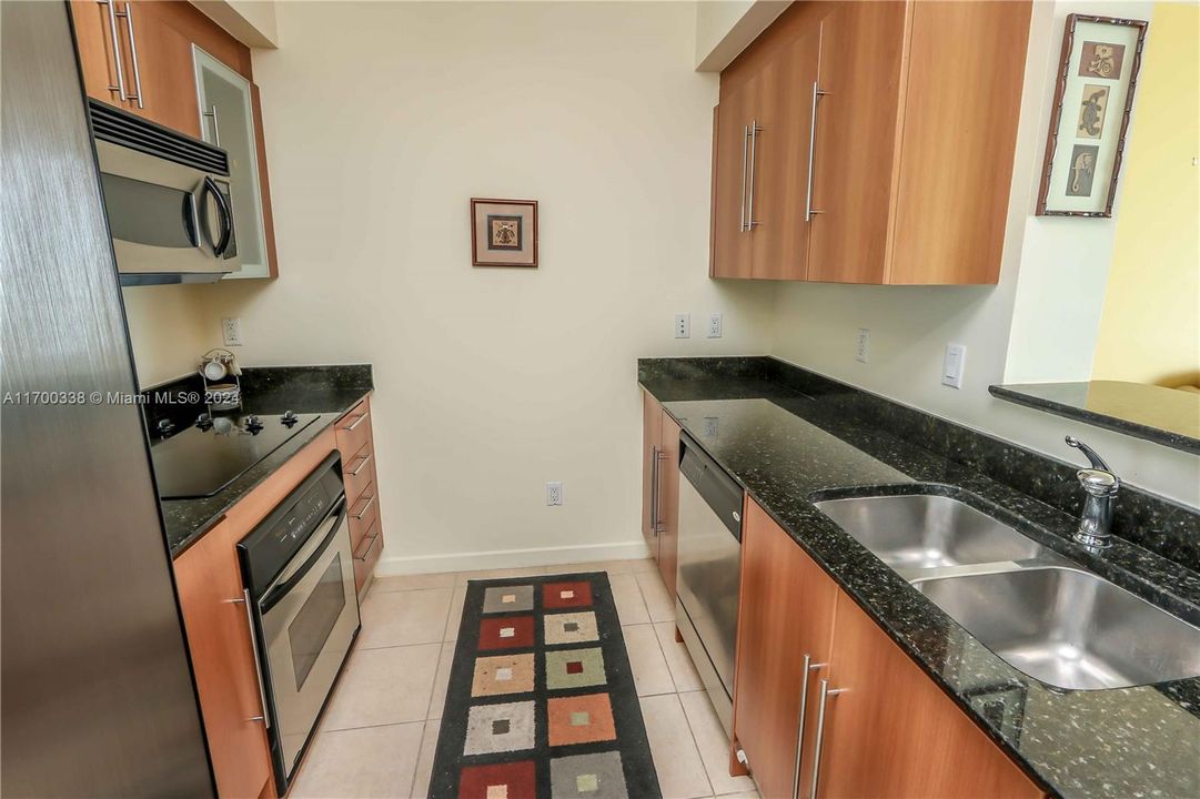 For Sale: $457,000 (1 beds, 1 baths, 846 Square Feet)