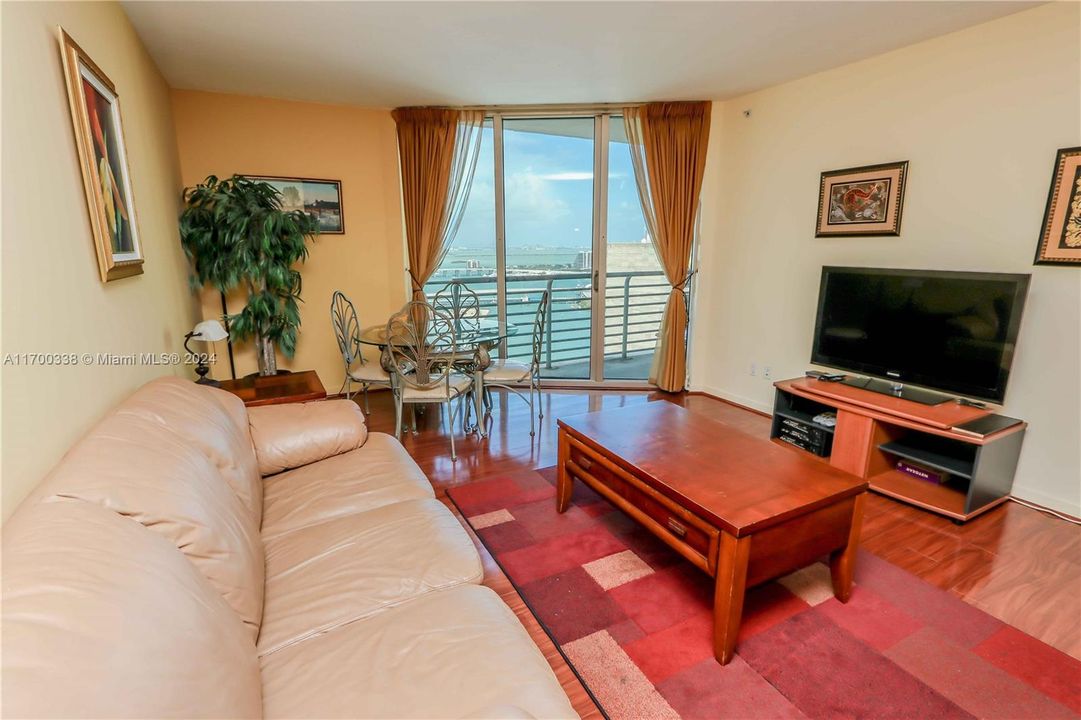 For Sale: $457,000 (1 beds, 1 baths, 846 Square Feet)