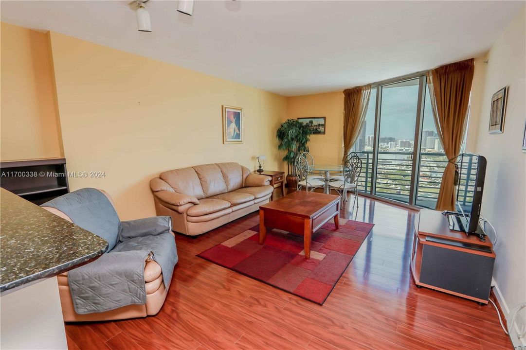 For Sale: $457,000 (1 beds, 1 baths, 846 Square Feet)