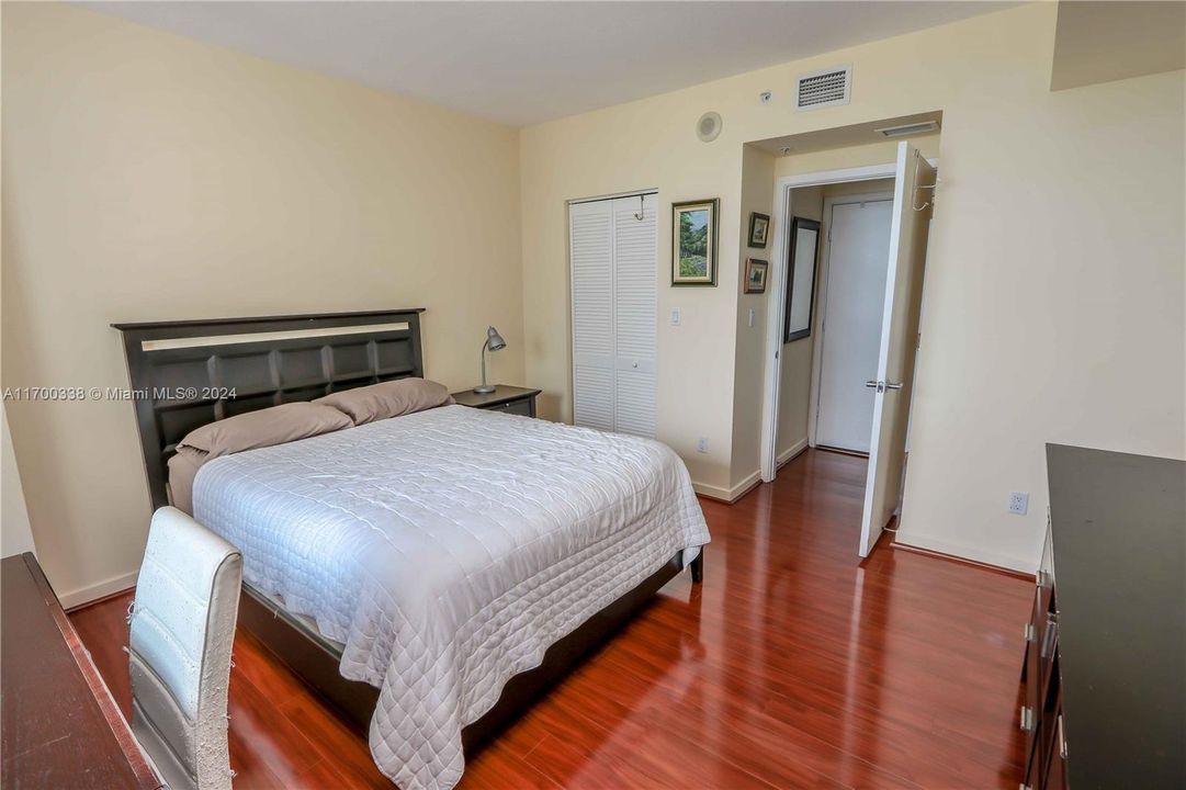 For Sale: $457,000 (1 beds, 1 baths, 846 Square Feet)