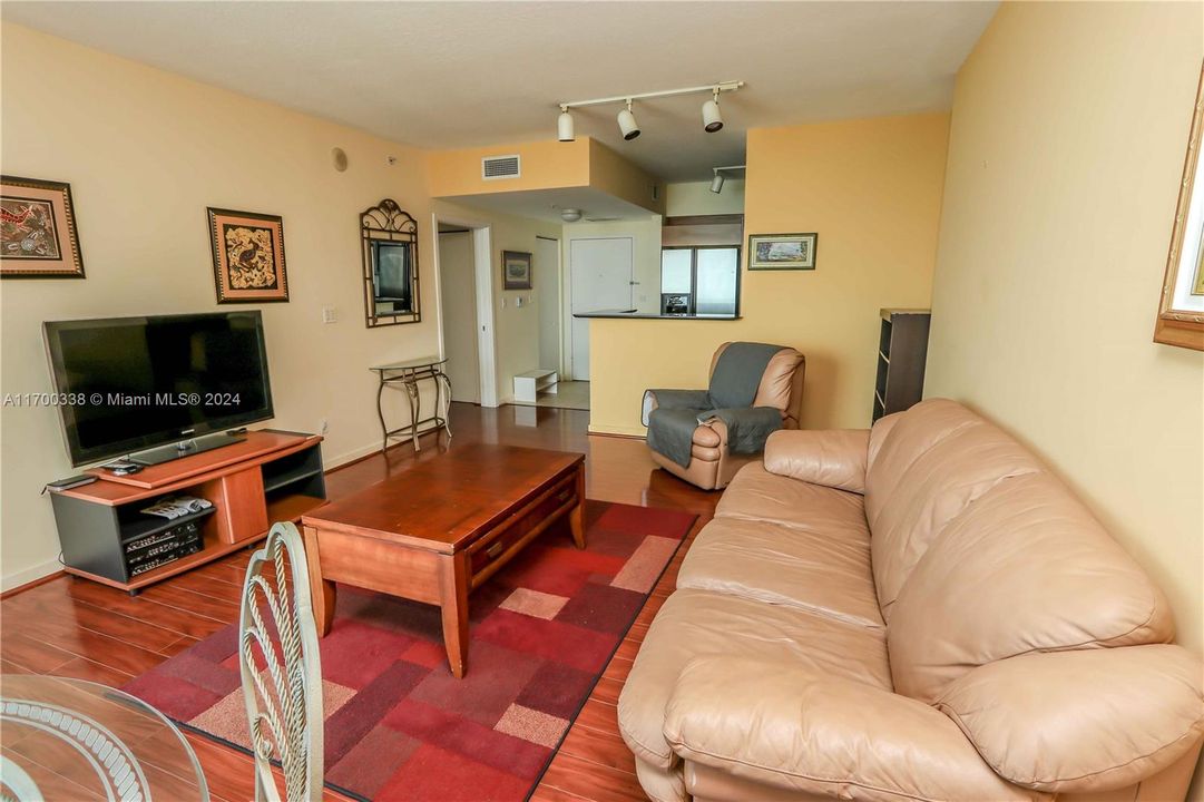 For Sale: $457,000 (1 beds, 1 baths, 846 Square Feet)