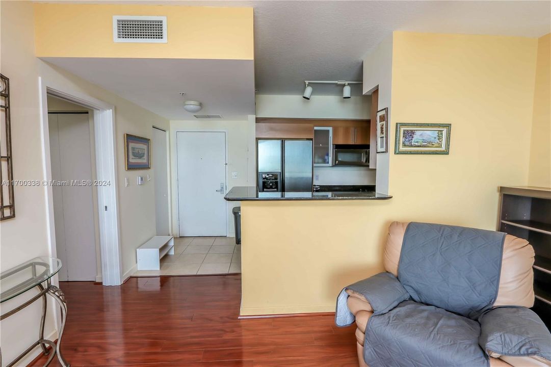 For Sale: $457,000 (1 beds, 1 baths, 846 Square Feet)