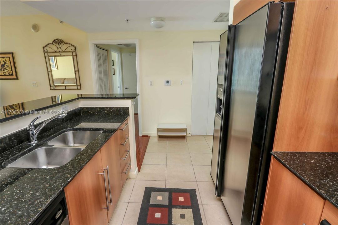 For Sale: $457,000 (1 beds, 1 baths, 846 Square Feet)