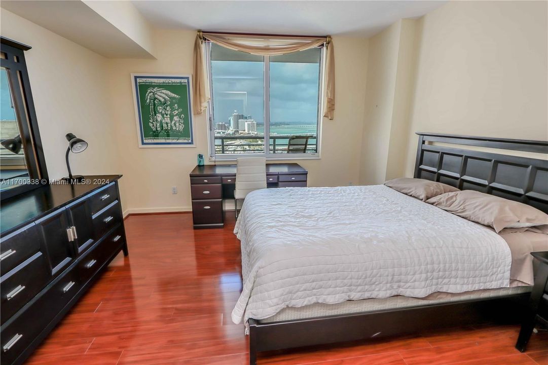 For Sale: $457,000 (1 beds, 1 baths, 846 Square Feet)