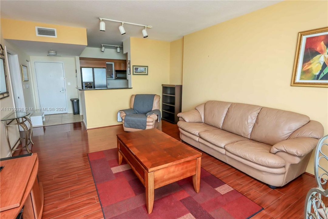 For Sale: $457,000 (1 beds, 1 baths, 846 Square Feet)