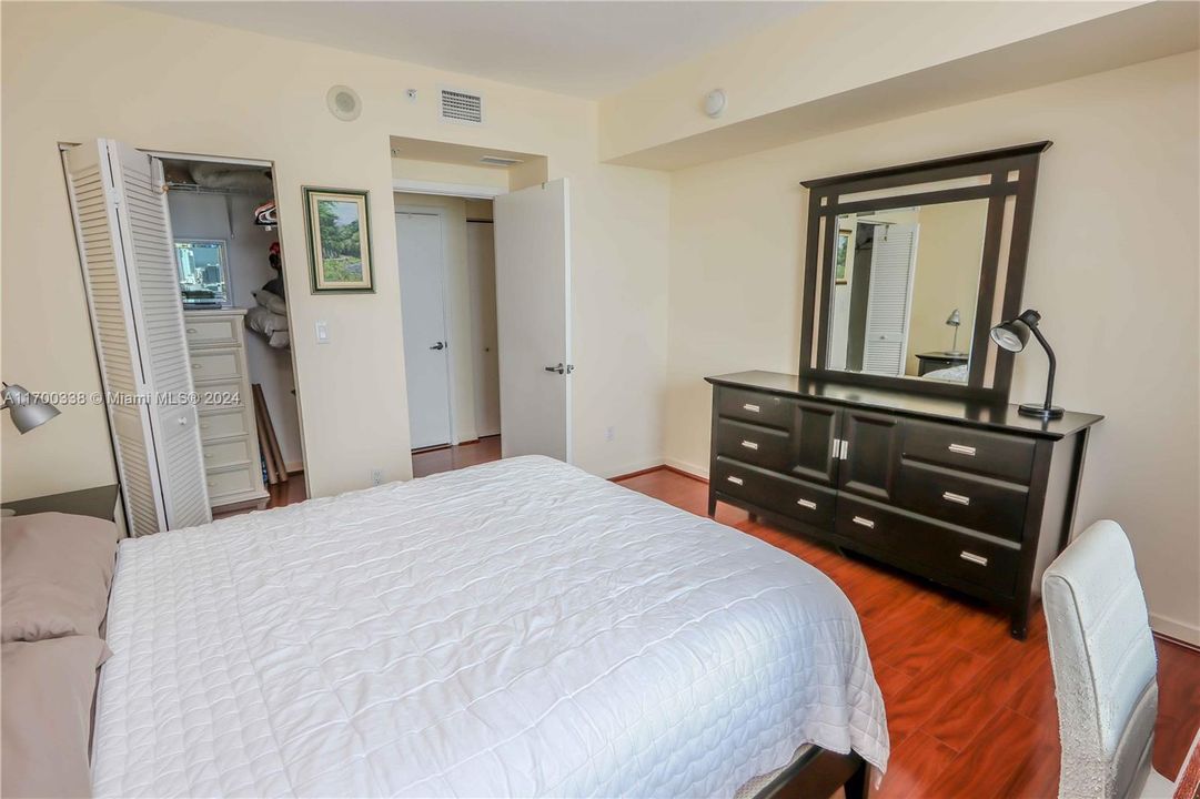 For Sale: $457,000 (1 beds, 1 baths, 846 Square Feet)