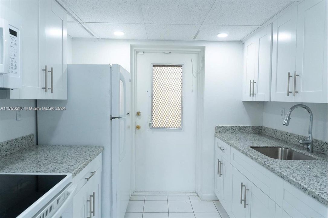 For Sale: $189,999 (1 beds, 1 baths, 790 Square Feet)