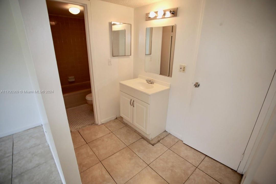 For Rent: $1,700 (2 beds, 2 baths, 1290 Square Feet)