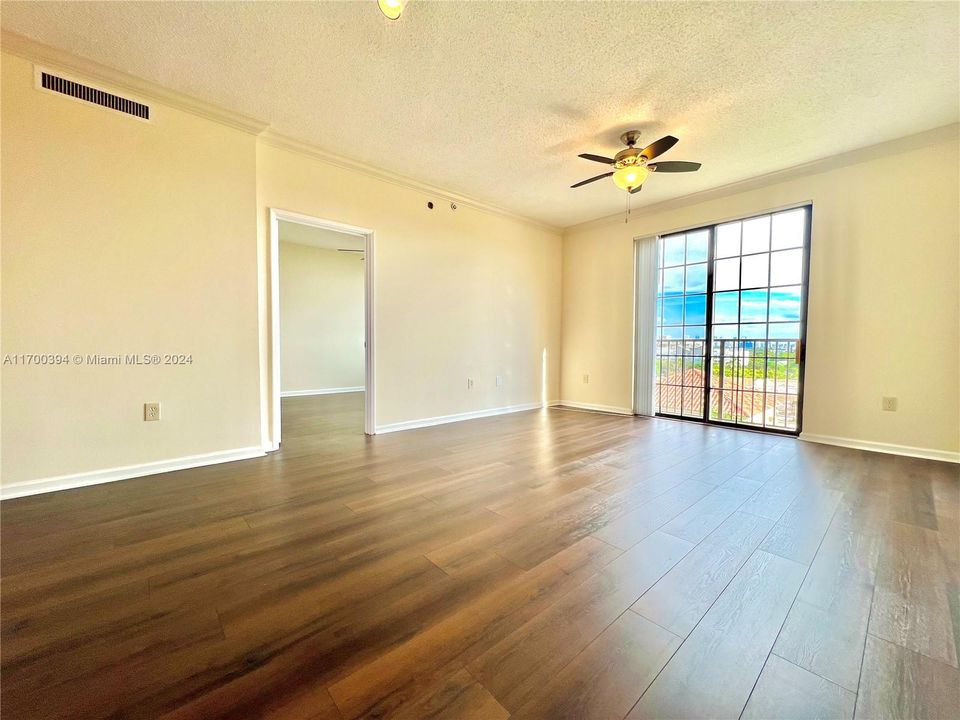 For Rent: $2,350 (1 beds, 1 baths, 736 Square Feet)