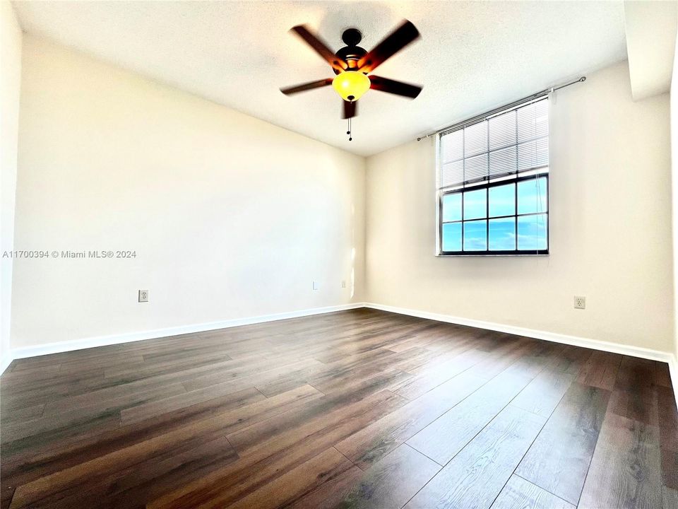 For Rent: $2,350 (1 beds, 1 baths, 736 Square Feet)