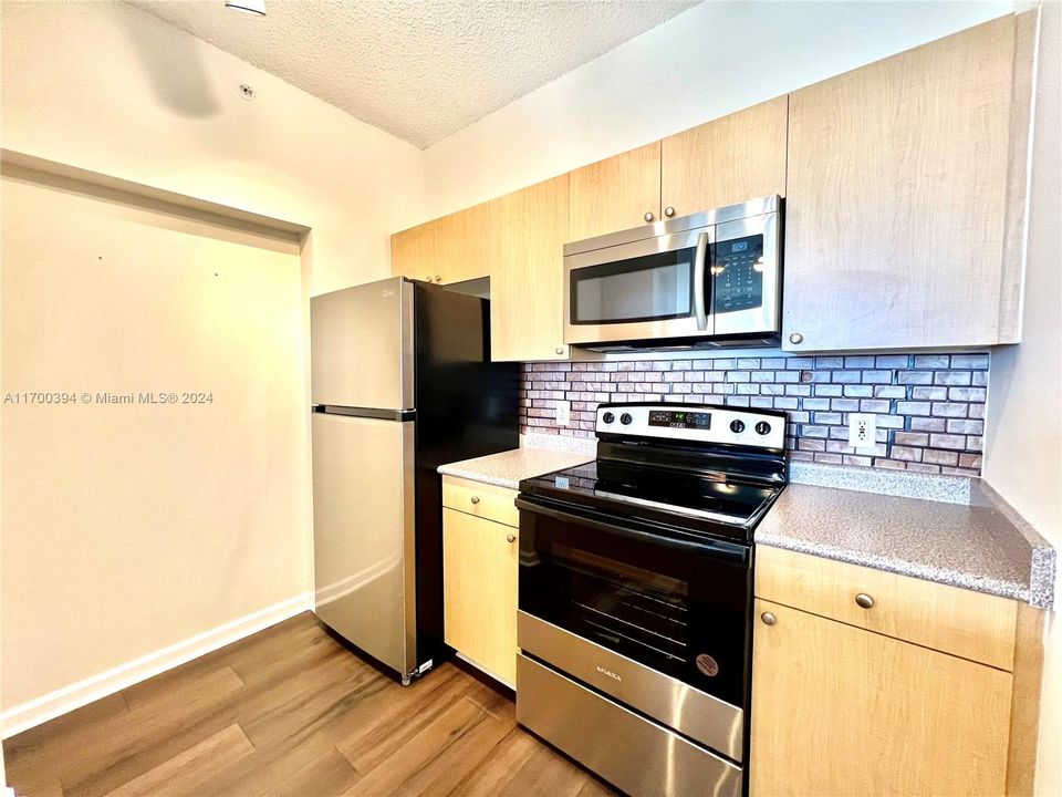 For Rent: $2,350 (1 beds, 1 baths, 736 Square Feet)